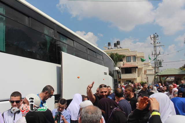 كفرقاسم -فيديو : حجا مبرور وسعيا مشكورا .. حجاج حافلة الحاج احمد الصوص تصل البلدة بسلام ودموع الفرح تغمر الجميع 